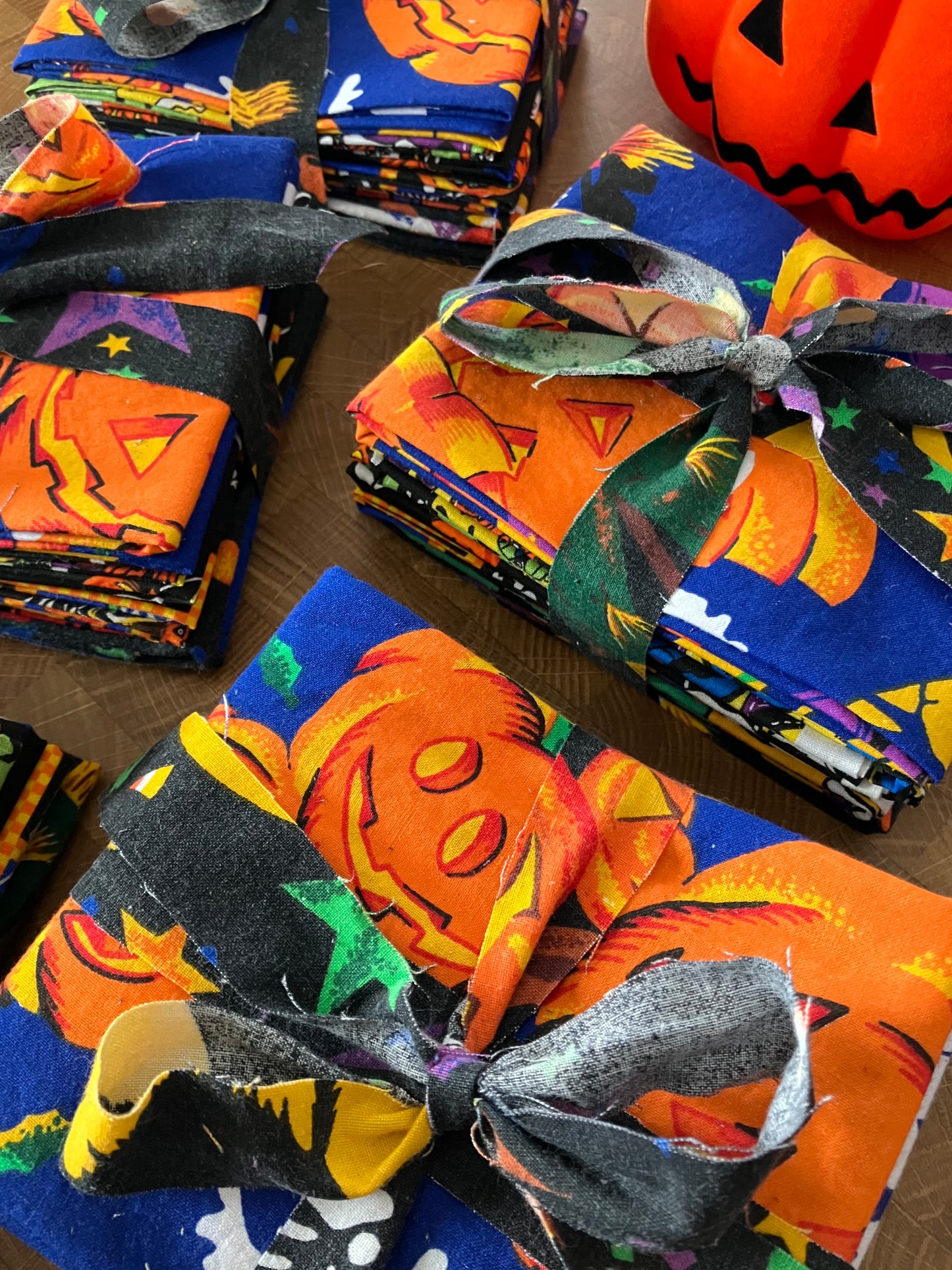 Fat Quarter Bundles: 6 *VINTAGE* Halloween Fabrics